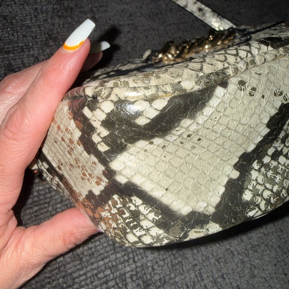 Steve Madden Snake Print Mini Crossbody Camera Bag Gold Chain Beige Black - Picture 9 of 15